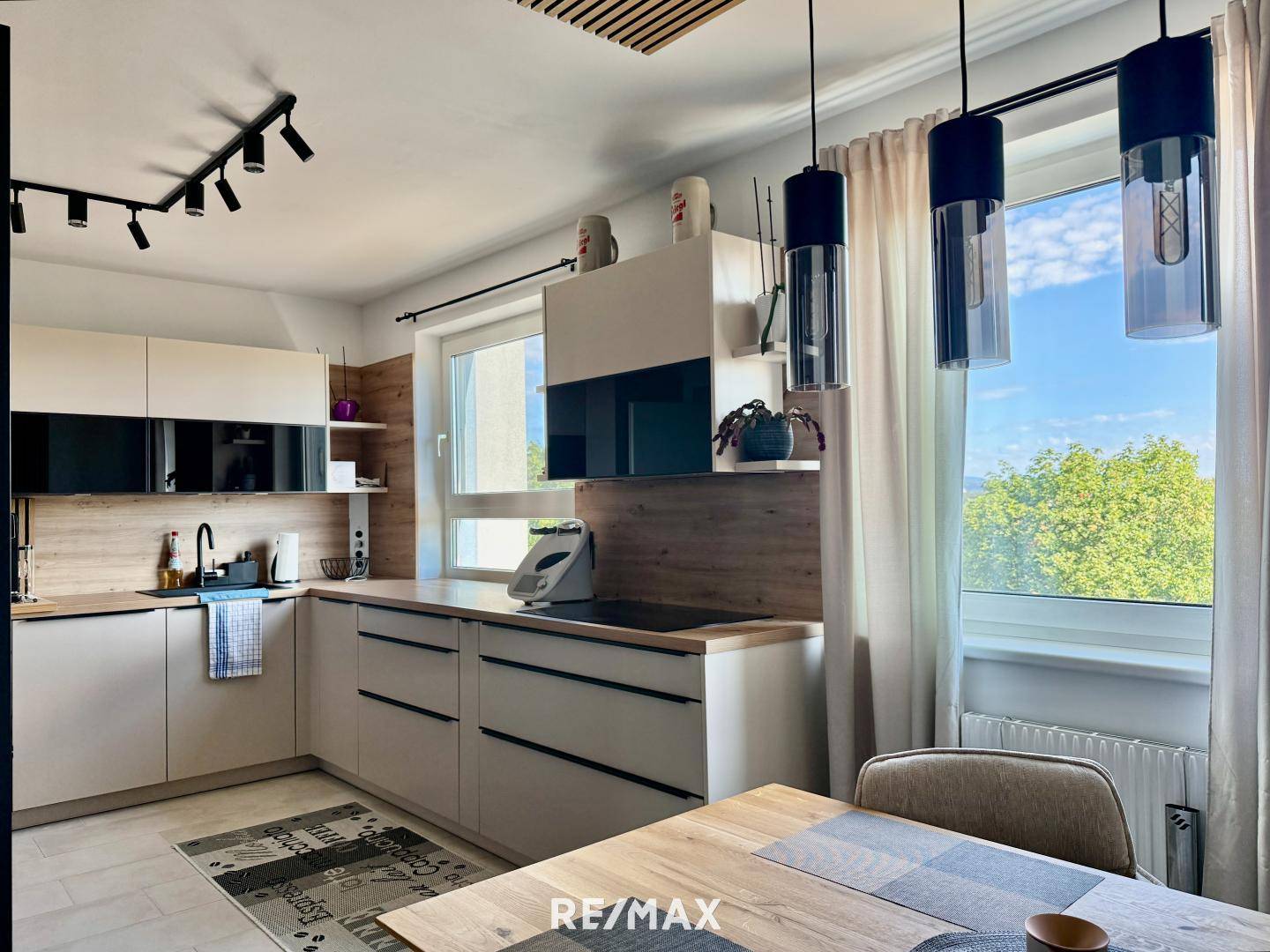 Saniert und lichtdurchflutet Wohnung mit Loggia und Parkplatz