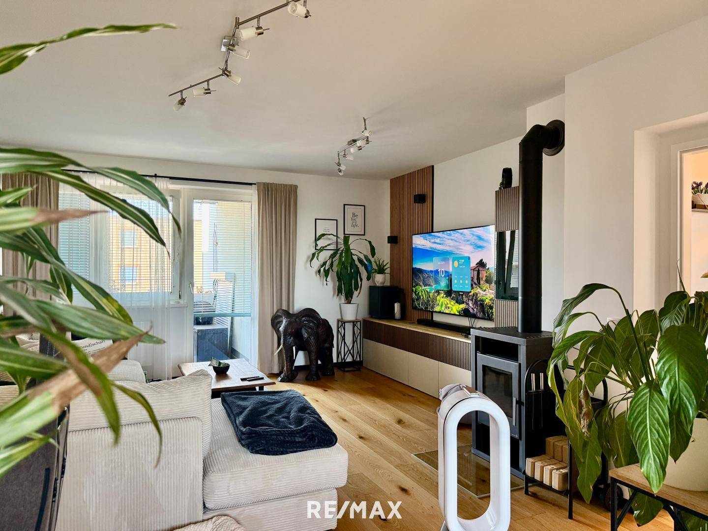 Saniert und lichtdurchflutet Wohnung mit Loggia und Parkplatz