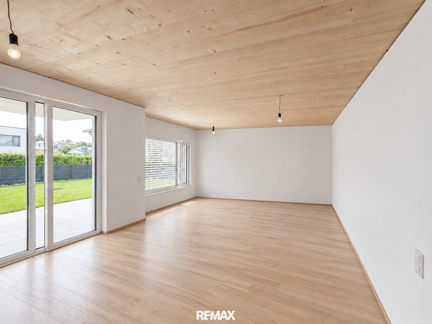 Modernes Plus-Energie-Reihenhaus in Massivholzbauweise