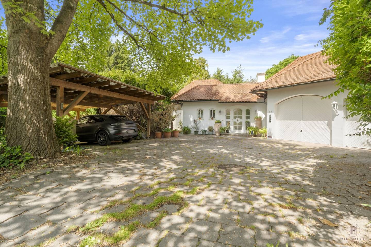 *Einfamilienhaus mit Seltenheitswert – Großes Grundstück in begehrter Grünlage*