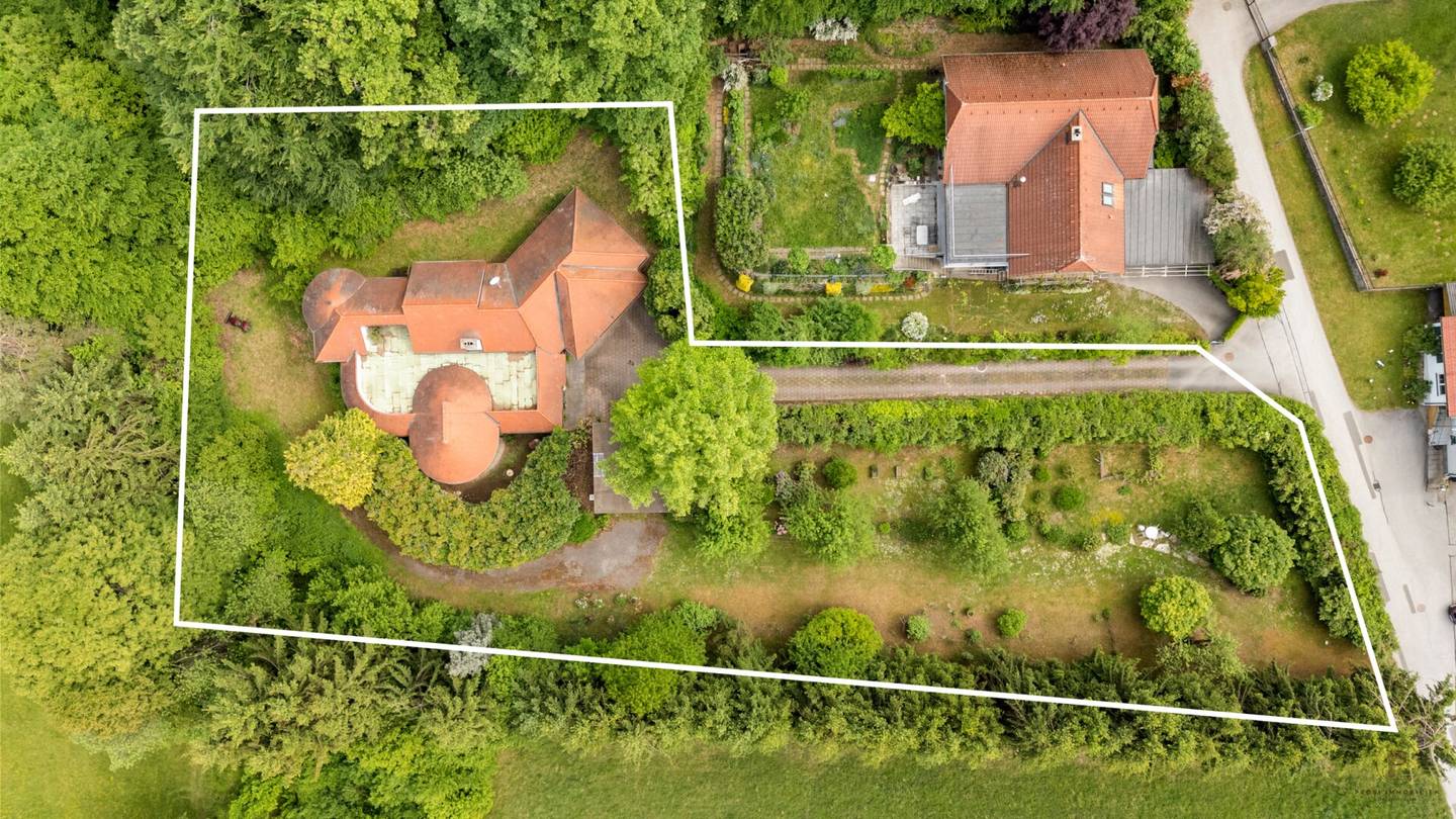 *Einfamilienhaus mit Seltenheitswert – Großes Grundstück in begehrter Grünlage*
