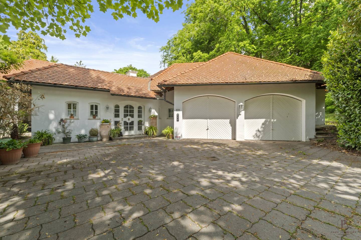 *Einfamilienhaus mit Seltenheitswert – Großes Grundstück in begehrter Grünlage*