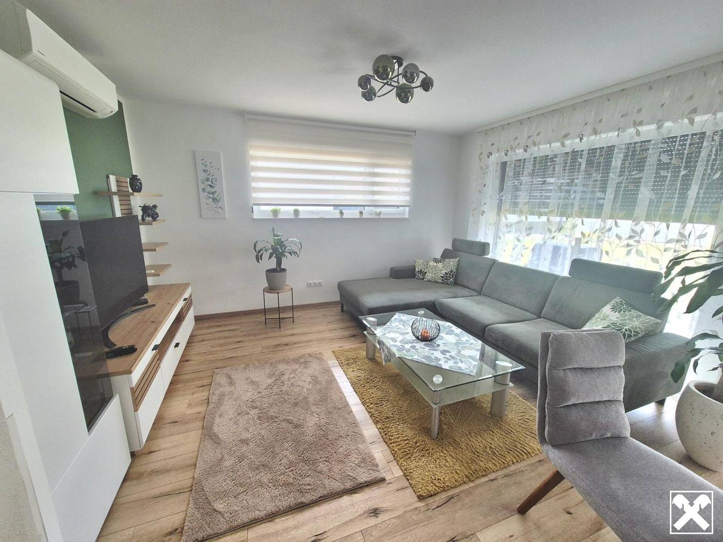 Nearly new family apartment with sunny garden