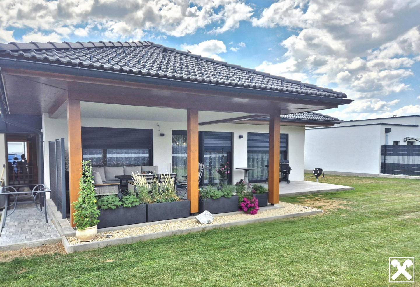 Nearly new family apartment with sunny garden
