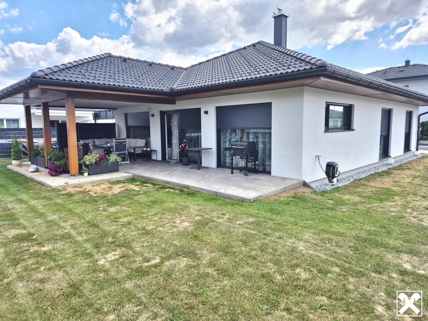 Nearly new family apartment with sunny garden