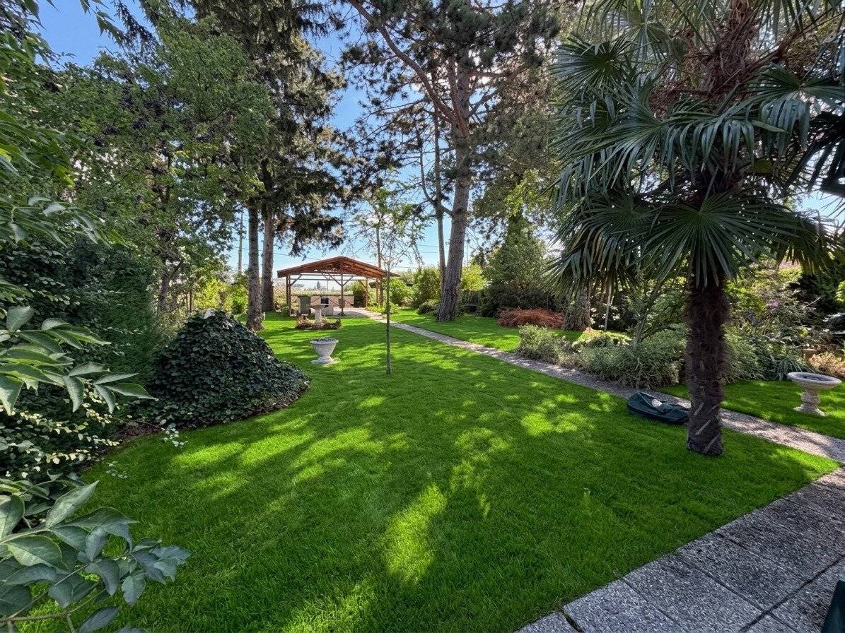 Beautiful level plot in quiet green location