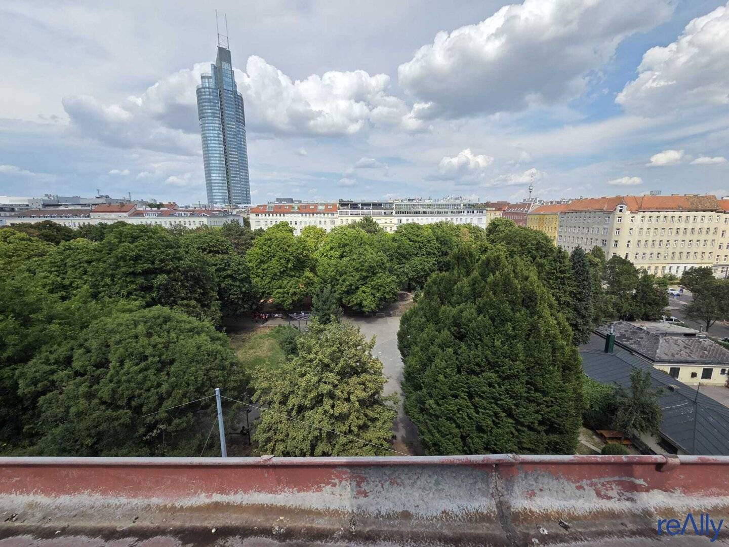BLING BLING! JEWEL AT ALLERHEILIGENPLATZ: Entire Old Building Floor with High Vacancy Share, Unobstructed Park View &amp; Massive Value-Add Potential