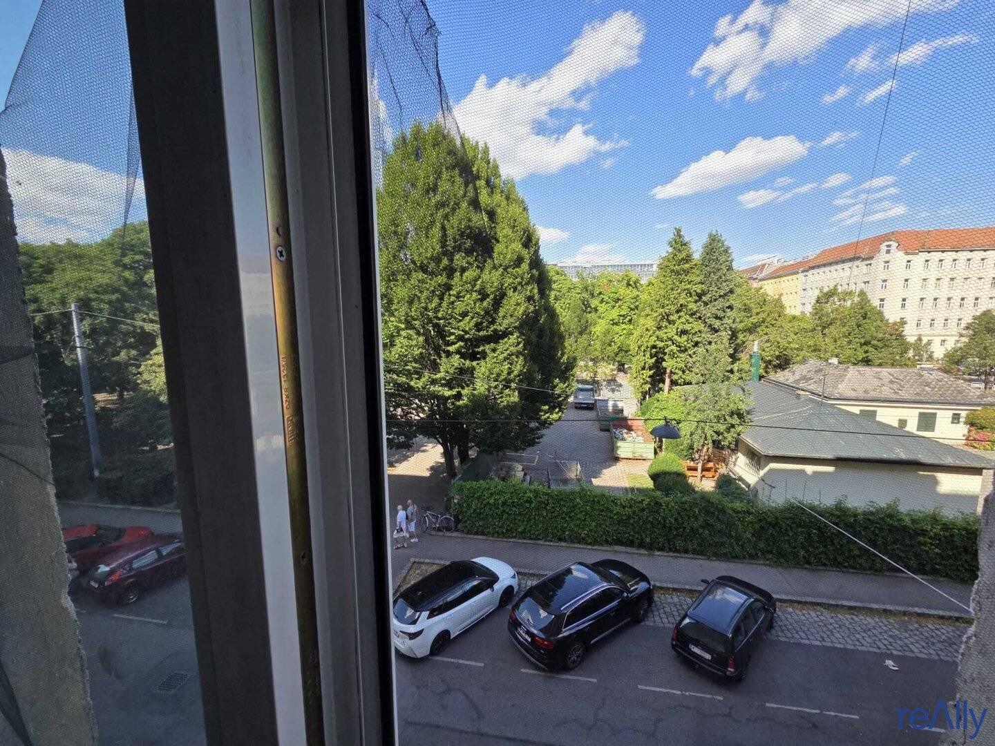 BLING BLING! JEWEL AT ALLERHEILIGENPLATZ: Entire Old Building Floor with High Vacancy Share, Unobstructed Park View &amp; Massive Value-Add Potential