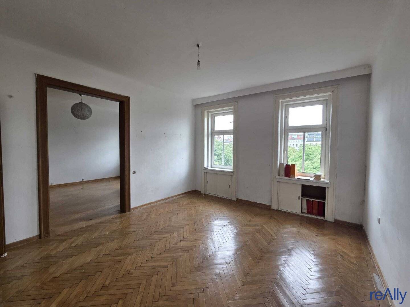 BLING BLING! JEWEL AT ALLERHEILIGENPLATZ: Entire Old Building Floor with High Vacancy Share, Unobstructed Park View &amp; Massive Value-Add Potential