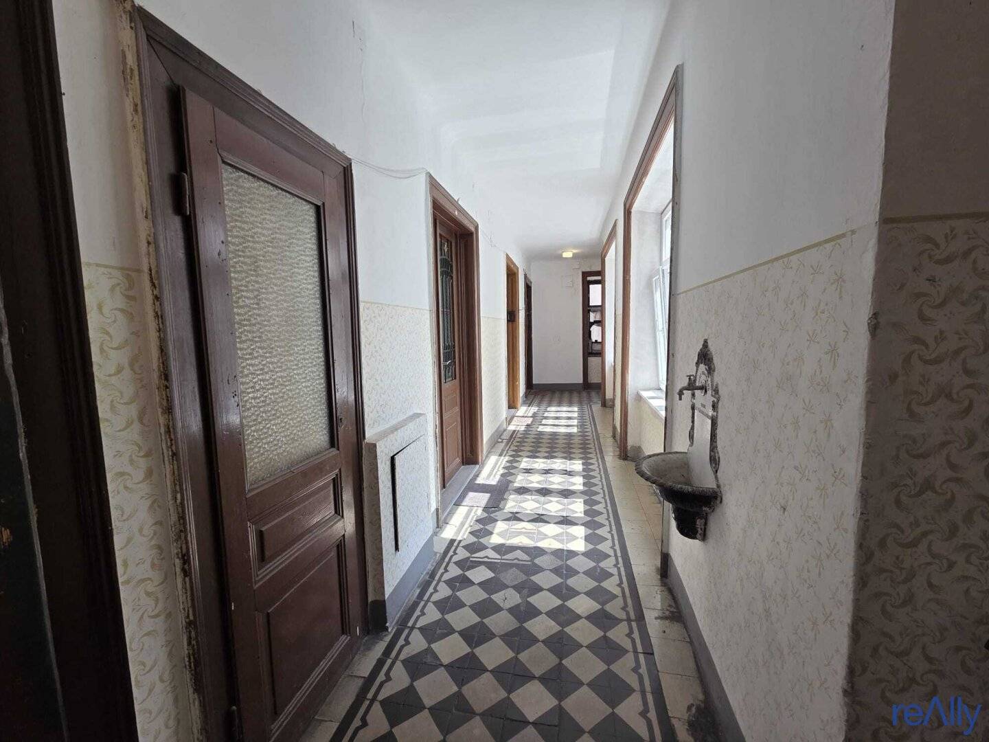 BLING BLING! JEWEL AT ALLERHEILIGENPLATZ: Entire Old Building Floor with High Vacancy Share, Unobstructed Park View &amp; Massive Value-Add Potential