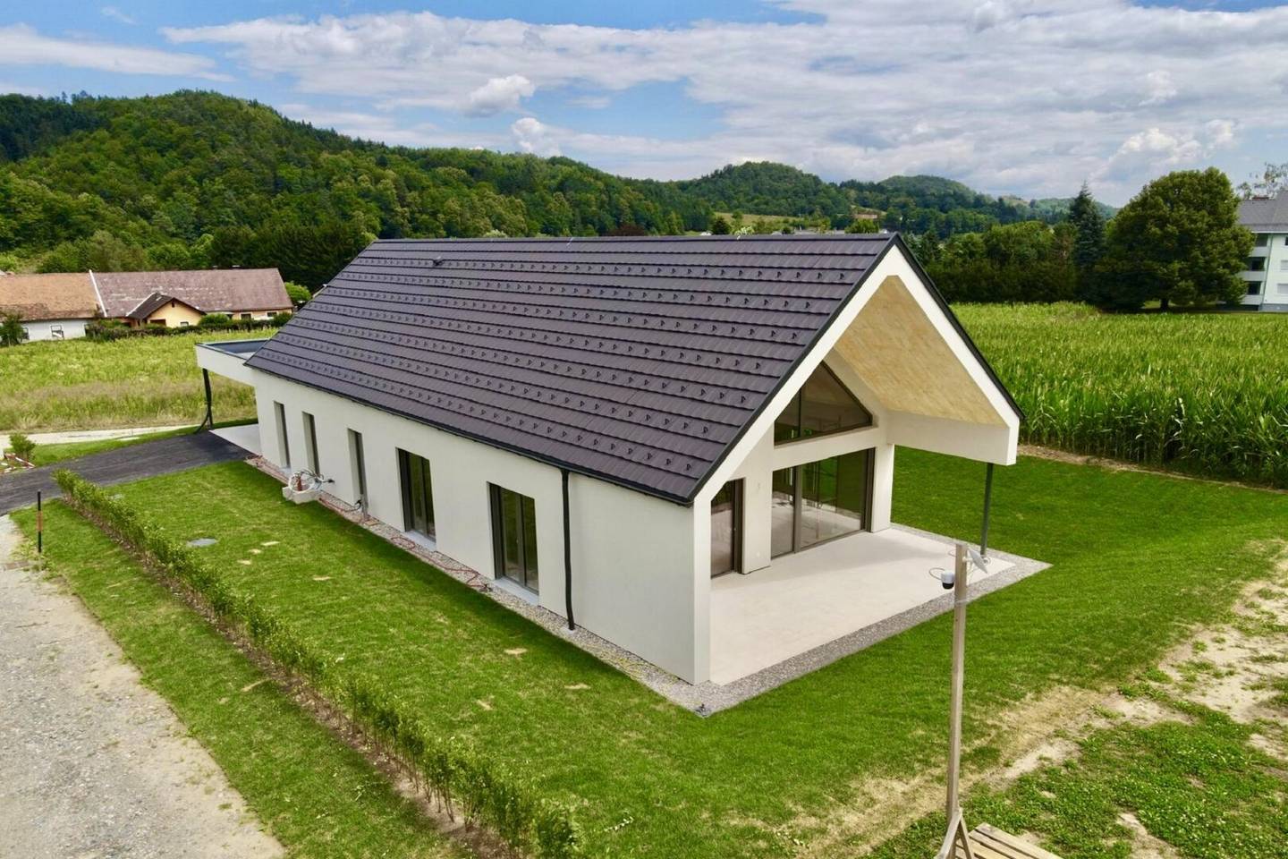 Südsteiermark: Bungalow mit Grünblick, PV-Anlage, Speicher und luxuriöser Tischler-Küche!