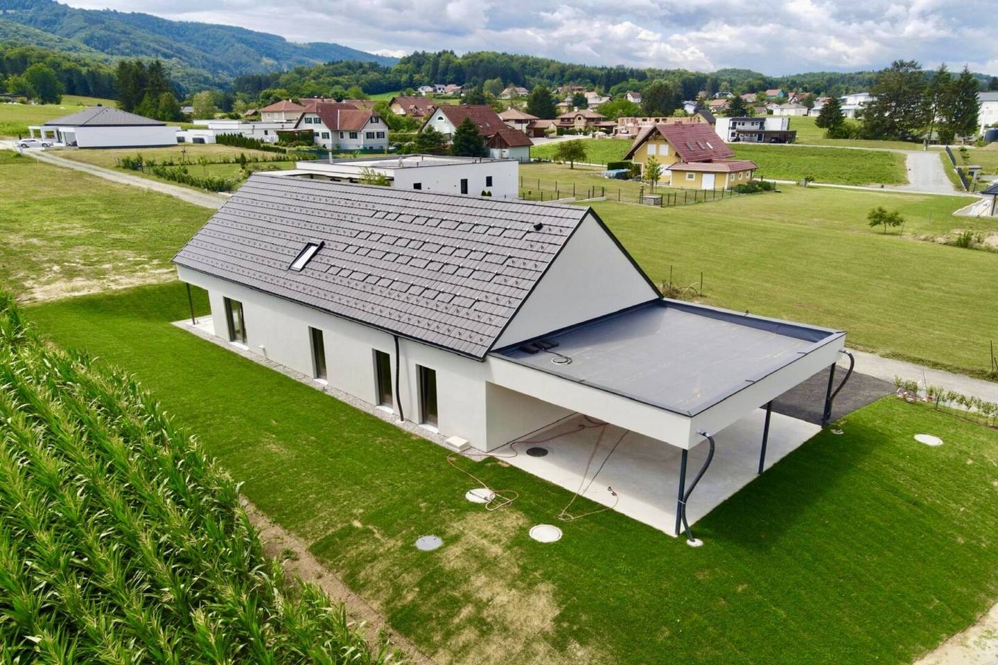 Südsteiermark: Bungalow mit Grünblick, PV-Anlage, Speicher und luxuriöser Tischler-Küche!