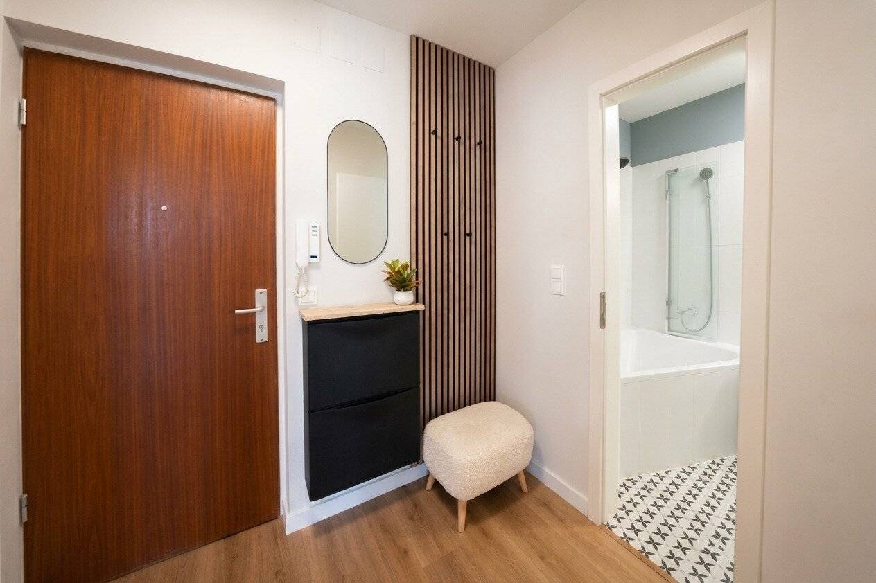 FREE RENT! Modern 2-room apartment with south-facing balcony Neatly finished, bright, furnished and ready to move in immediately