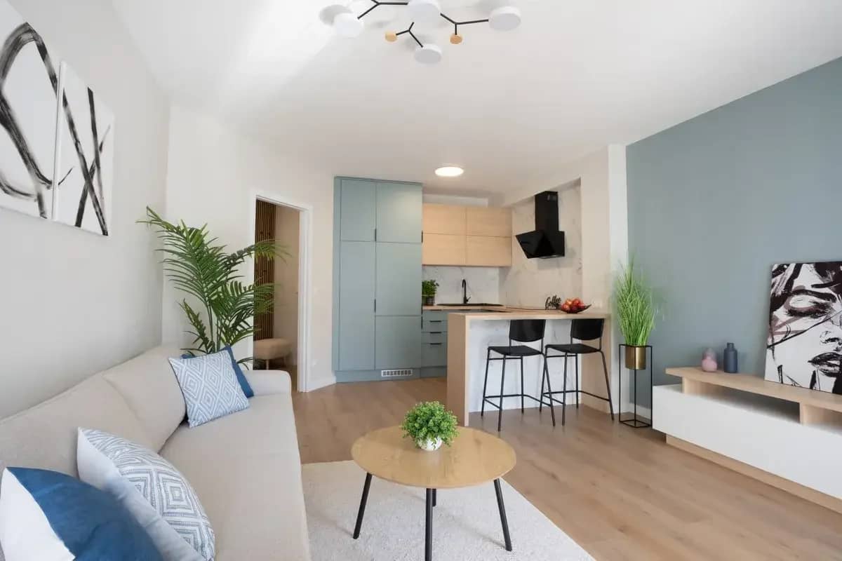 FREIER MIETZINS! Moderne 2-Zimmer-Wohnung mit Südbalkon! Neuwertig, lichtdurchflutet, möbliert und sofort zum Einzug bereit!