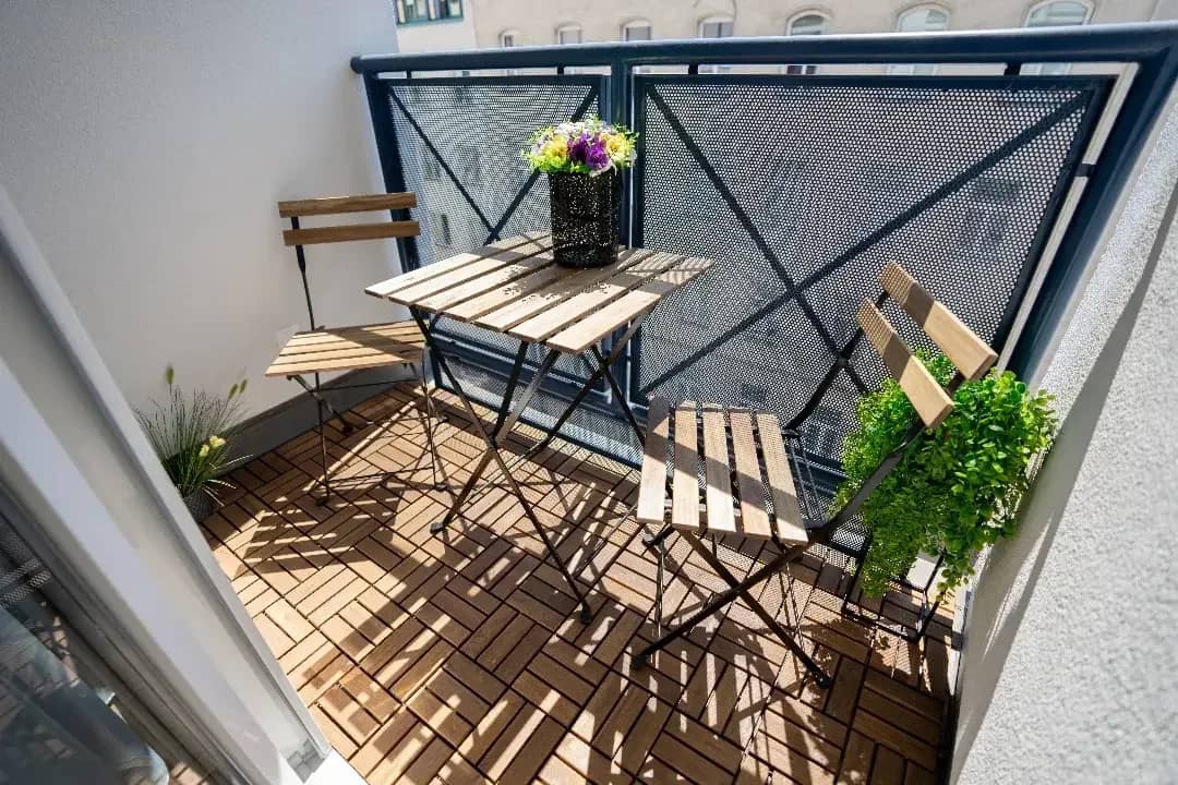 FREIER MIETZINS! Moderne 2-Zimmer-Wohnung mit Südbalkon! Neuwertig, lichtdurchflutet, möbliert und sofort zum Einzug bereit!
