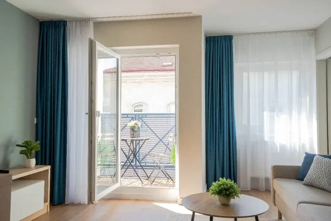 FREIER MIETZINS! Moderne 2-Zimmer-Wohnung mit Südbalkon! Neuwertig, lichtdurchflutet, möbliert und sofort zum Einzug bereit!
