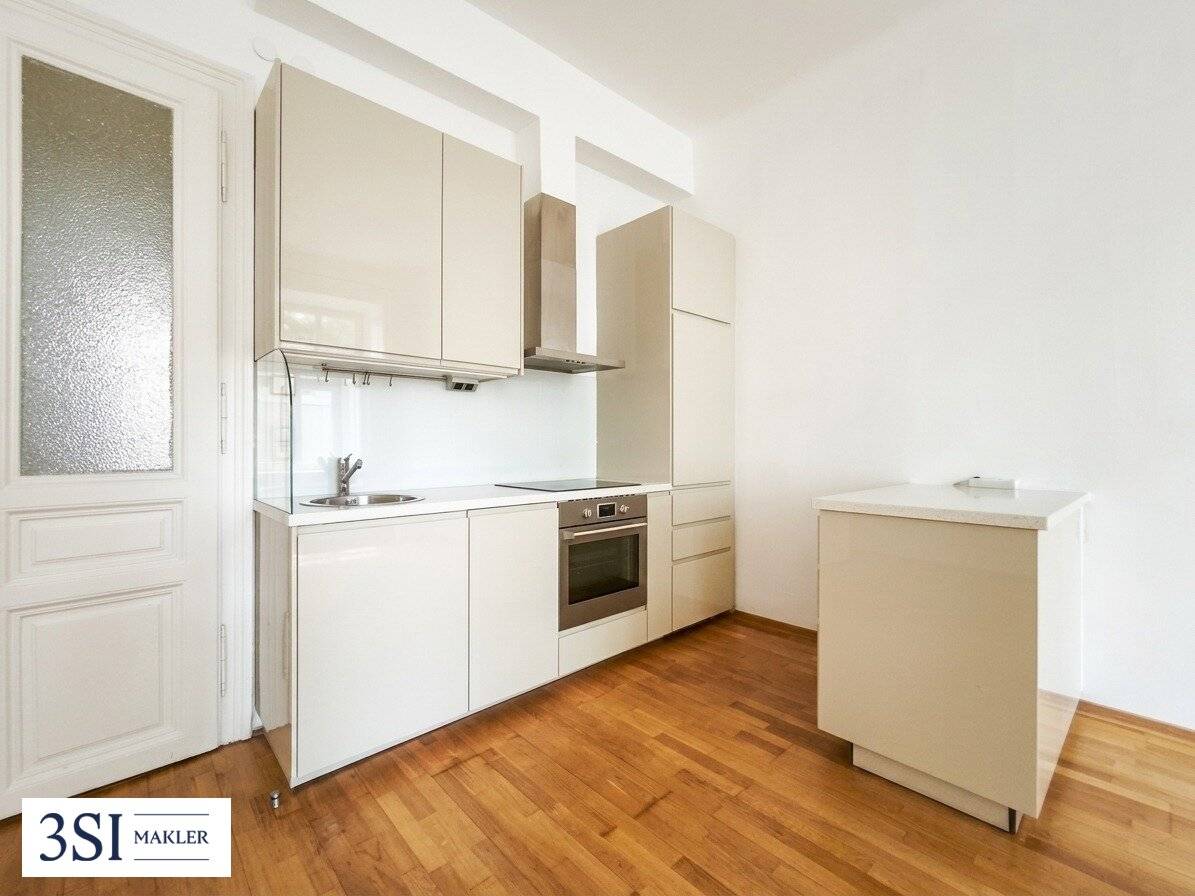 Stylish old building apartment | high-quality renovated | Unobstructed green view | Rochusmarkt