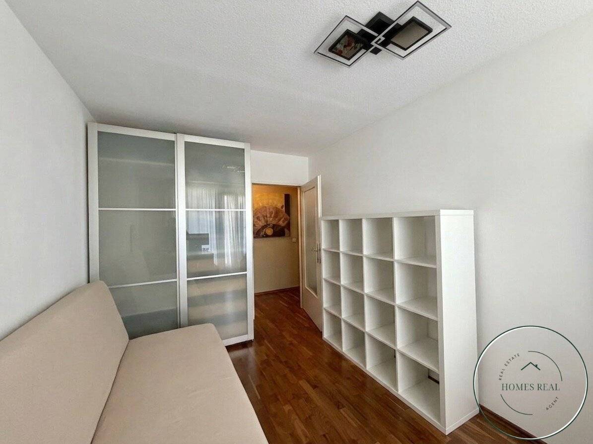 Distant view included: Stylish 3-room apartment with large loggia and proximity to U6