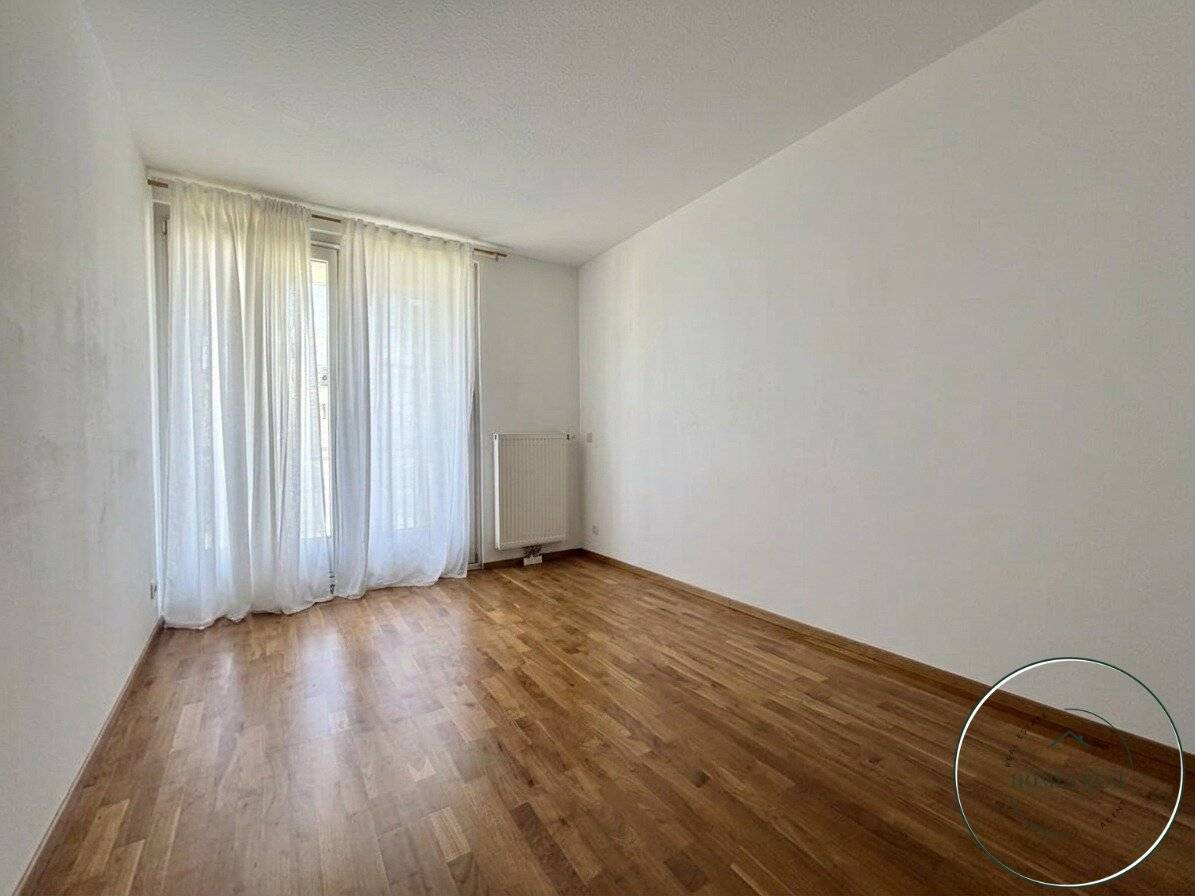 Distant view included: Stylish 3-room apartment with large loggia and proximity to U6