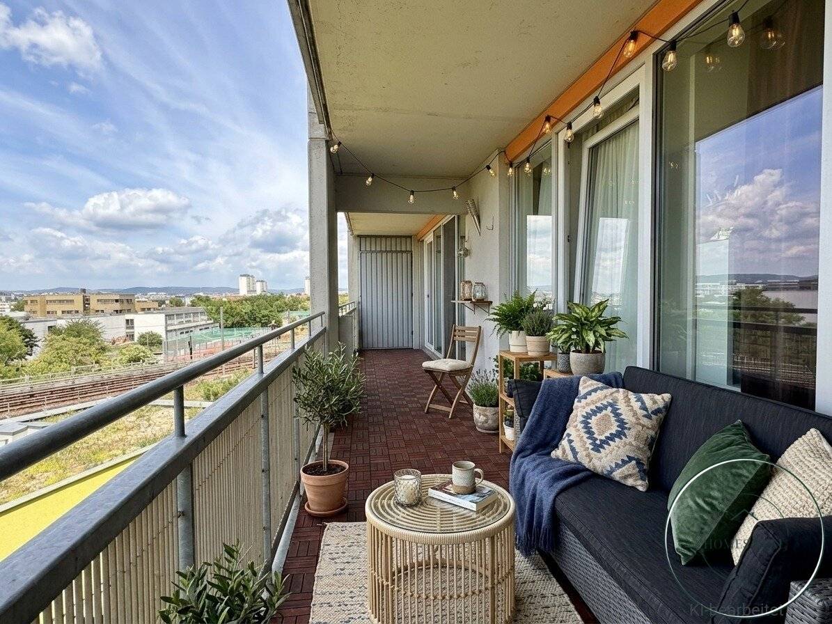 Distant view included: Stylish 3-room apartment with large loggia and proximity to U6
