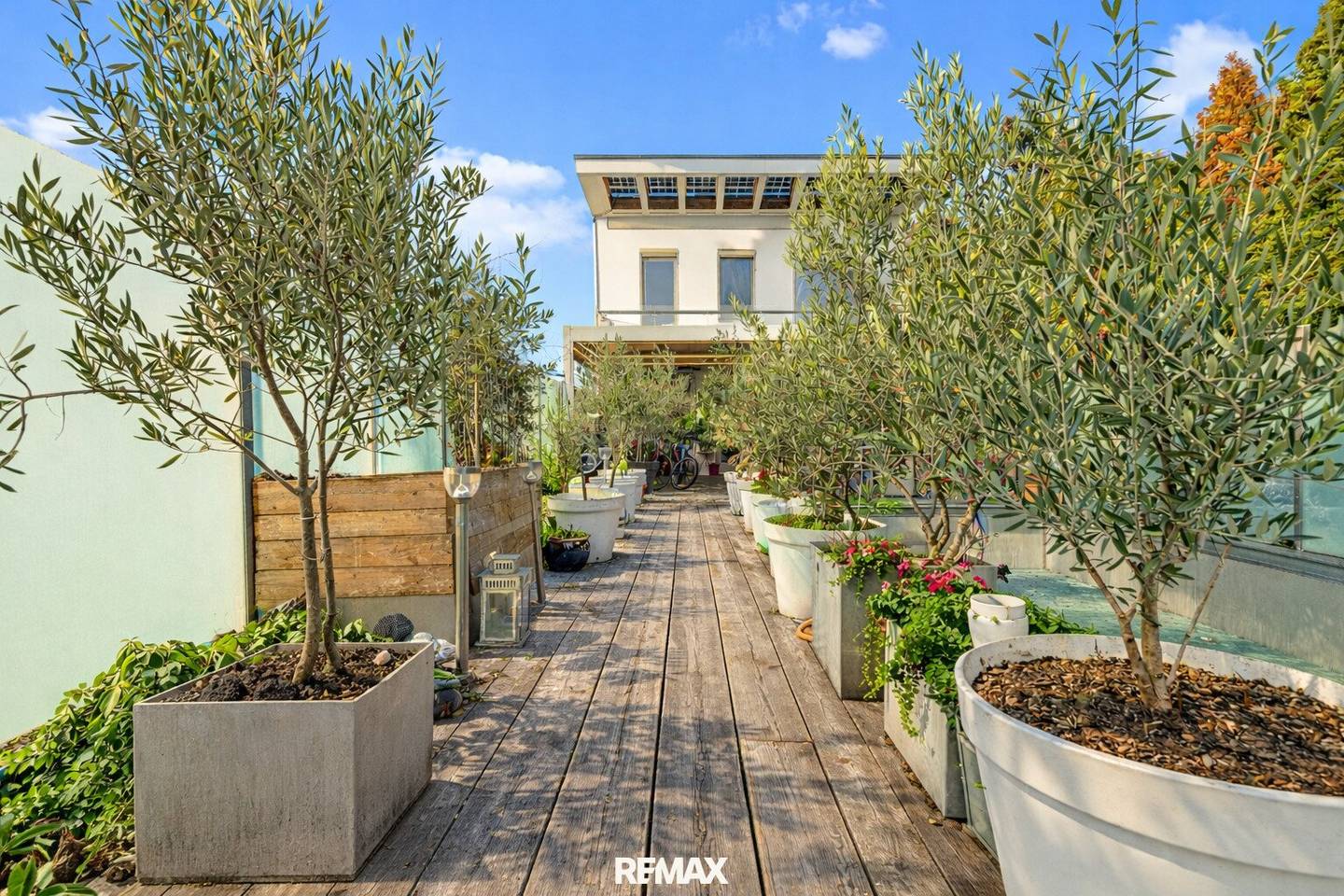 Modern atrium villa 20 minutes from Vienna, summer kitchen, stainless steel pool, low-maintenance garden