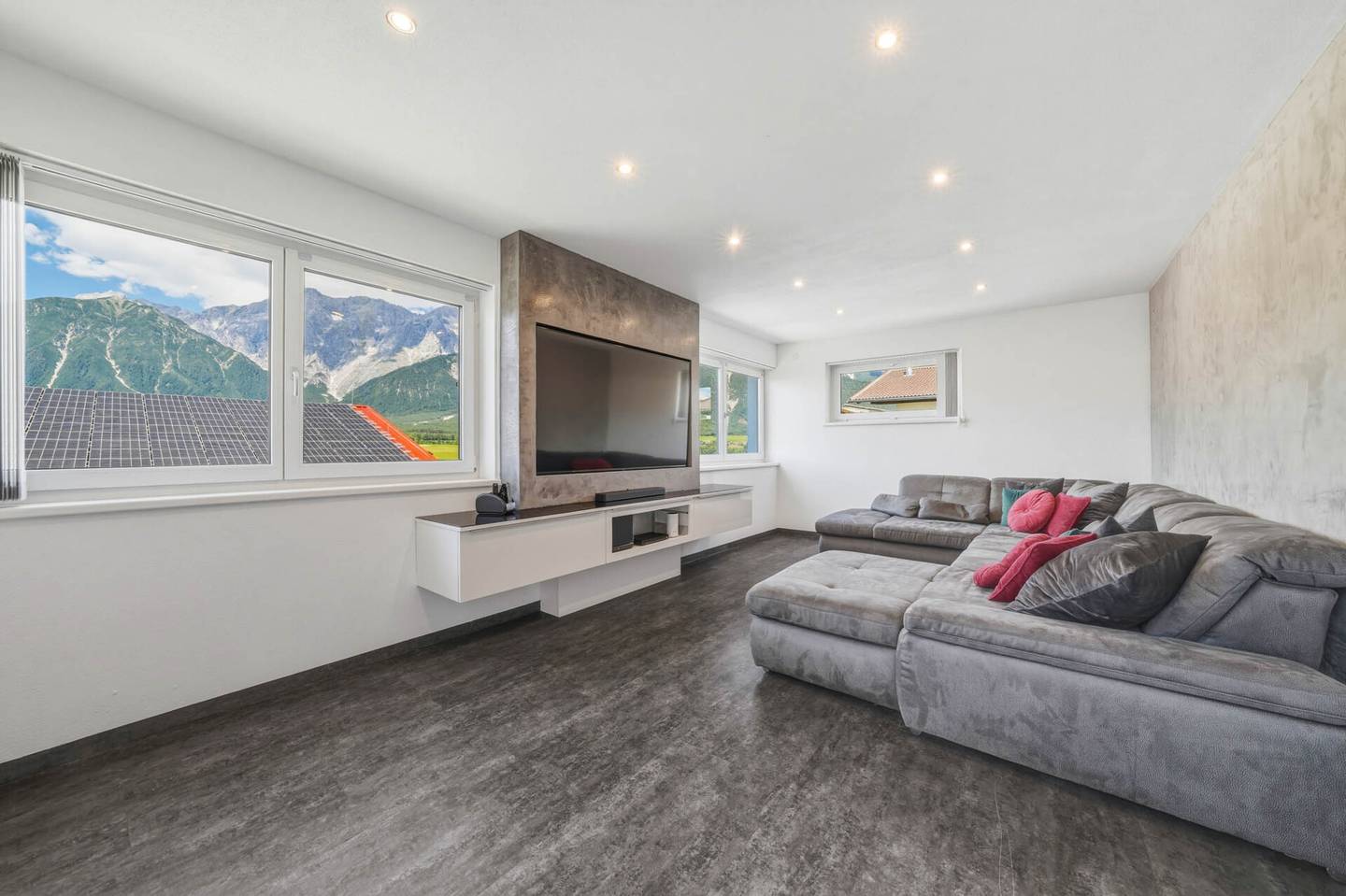 Familienwohnung mit Garten Pool und Panoramablick