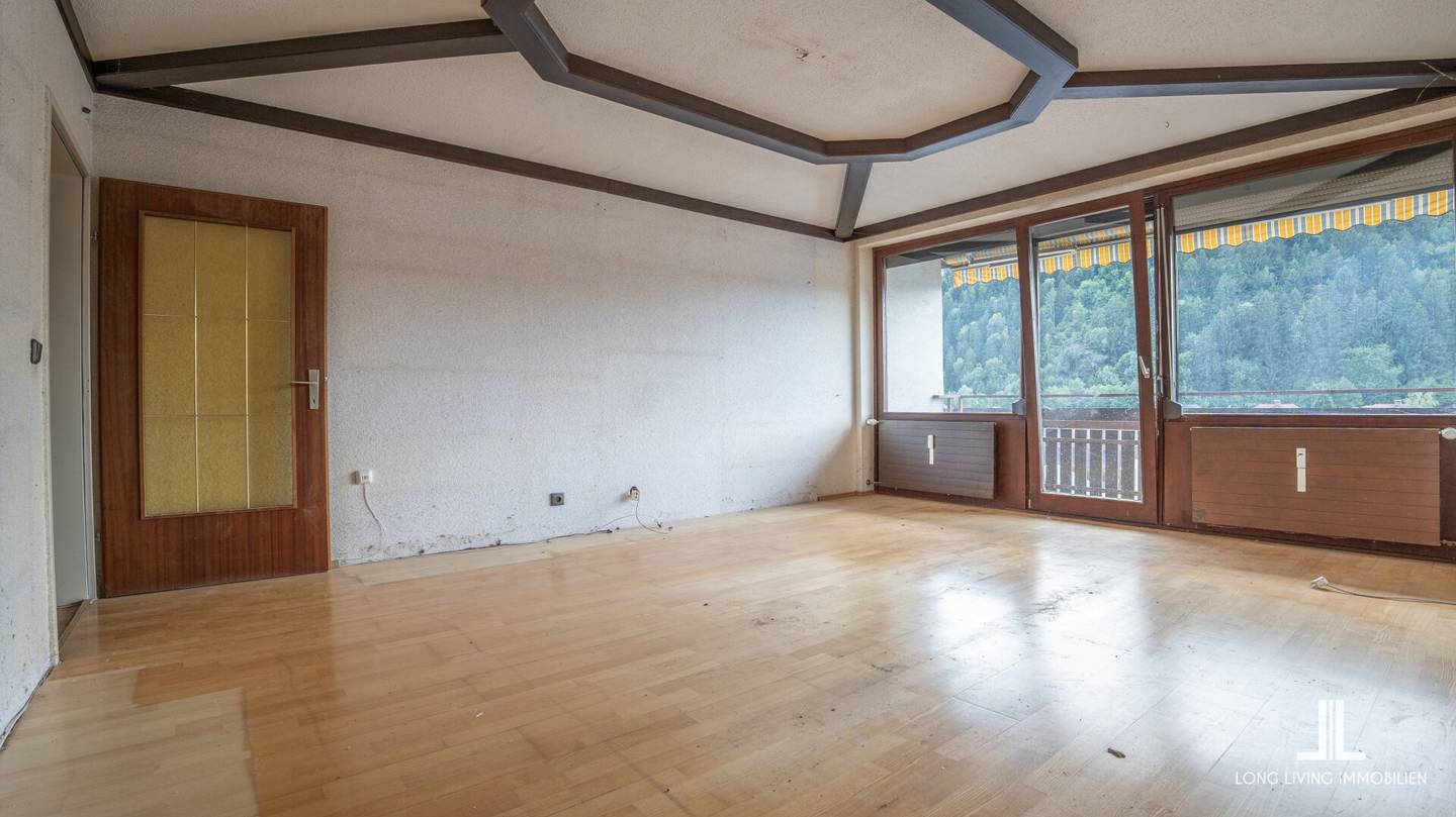 Sanierungsbedürftige Wohnung mit sonniger Südwest-Loggia, Grünblick und Garagen-Box