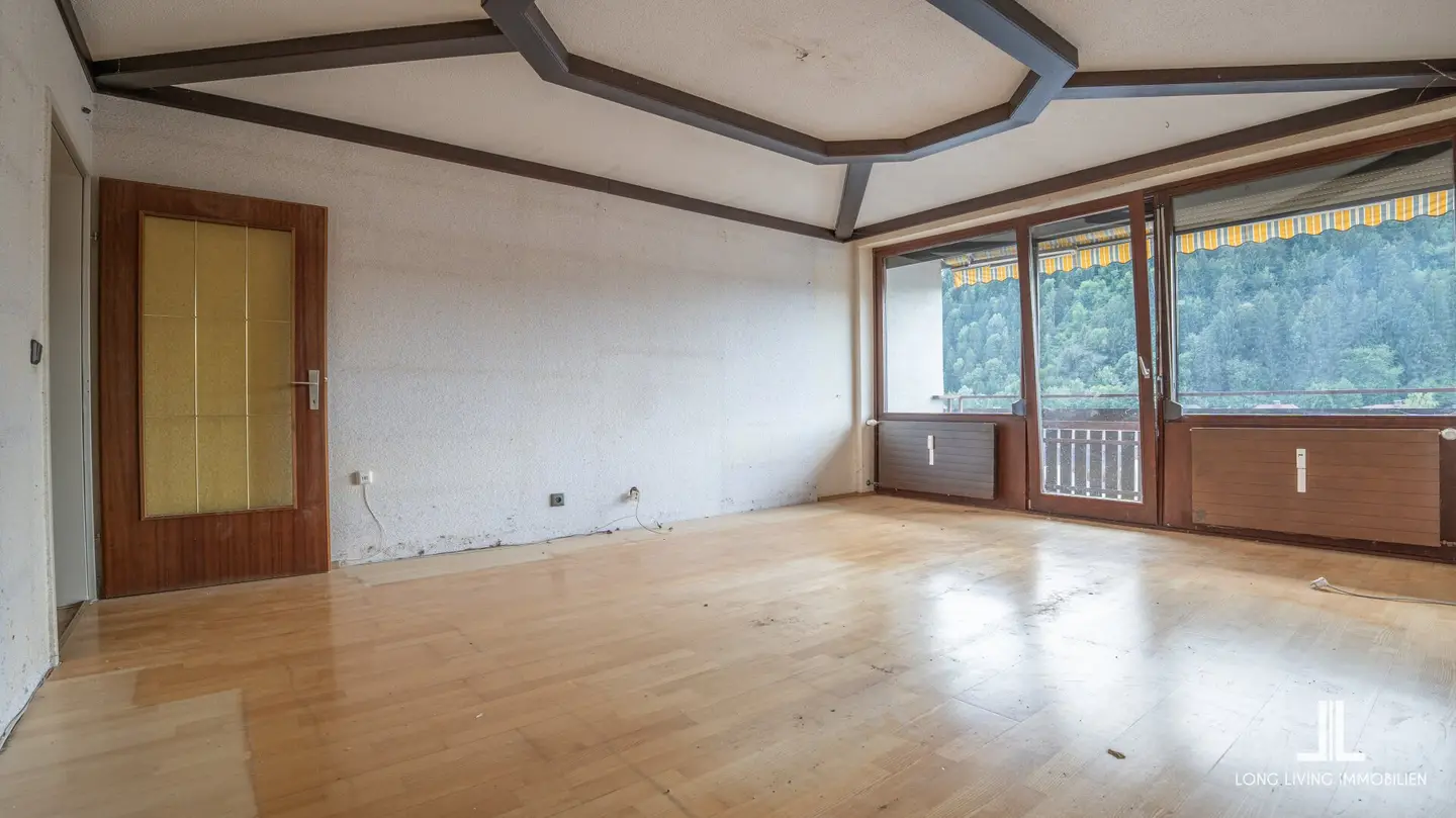 Sanierungsbedürftige Wohnung mit sonniger Südwest-Loggia, Grünblick und Garagen-Box