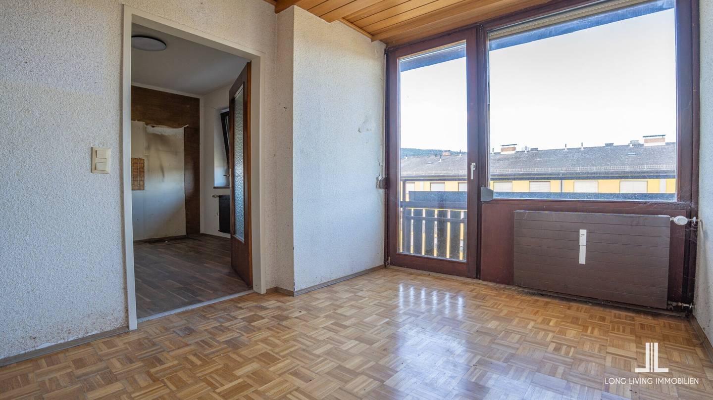 Sanierungsbedürftige Wohnung mit sonniger Südwest-Loggia, Grünblick und Garagen-Box