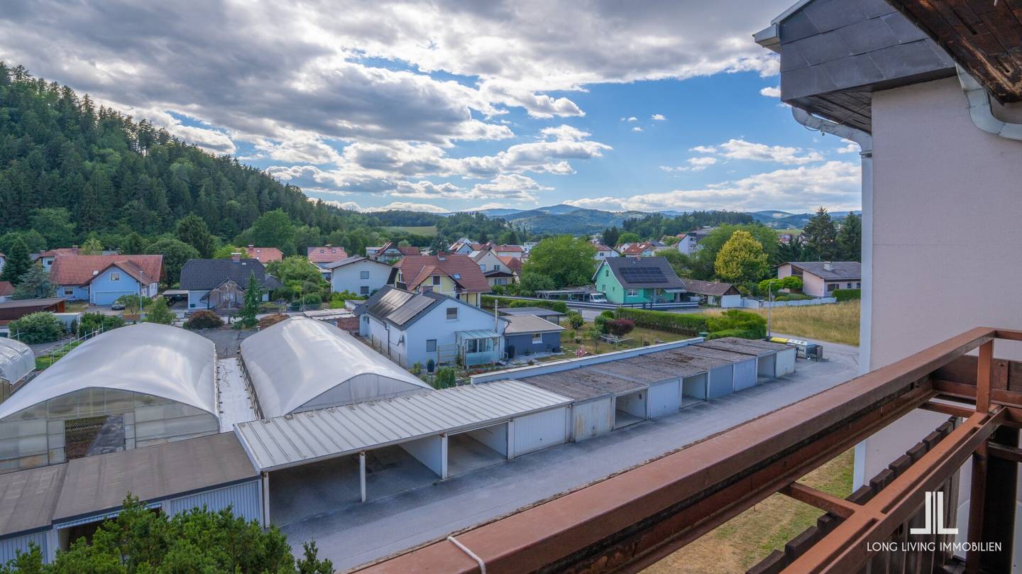 Sanierungsbedürftige Wohnung mit sonniger Südwest-Loggia, Grünblick und Garagen-Box
