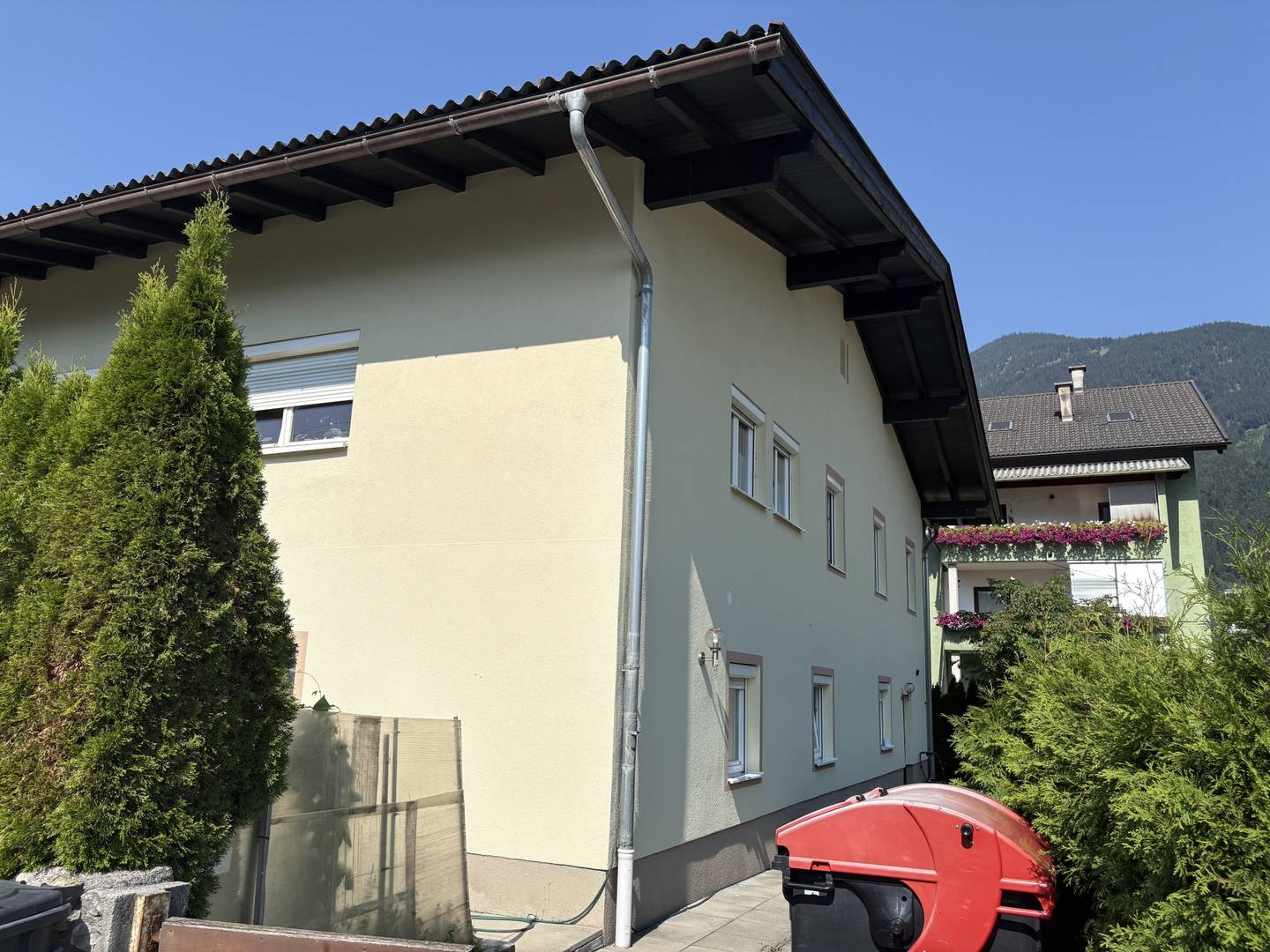 Anlegerwohnung with rented units and parking spaces