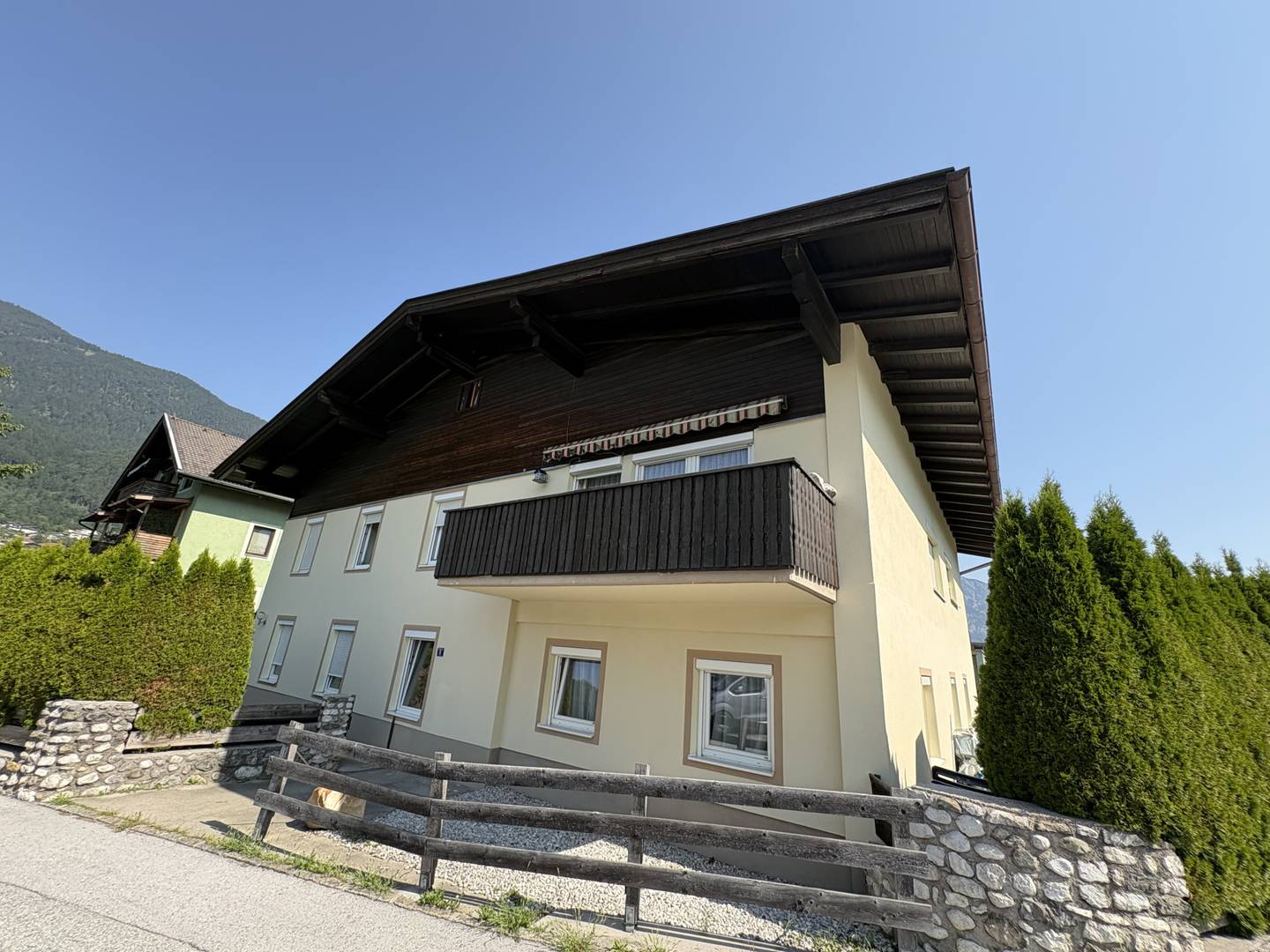 Anlegerwohnung with rented units and parking spaces