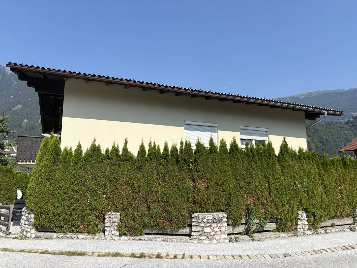 Anlegerwohnung with rented units and parking spaces