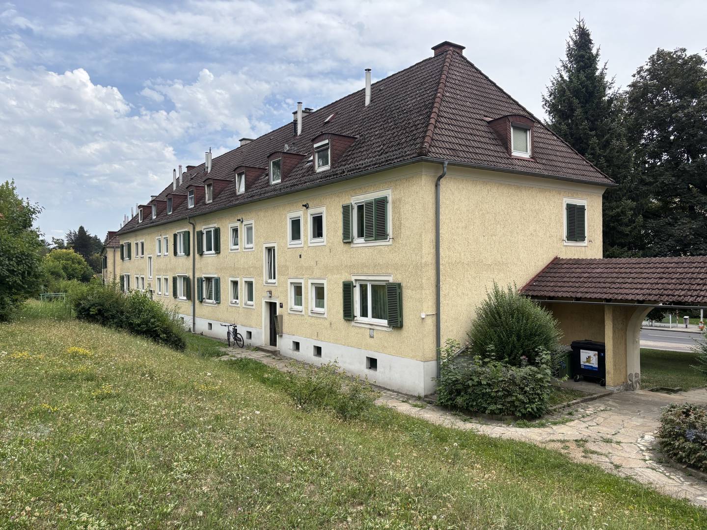 Praktisch geschnittene Dachgeschosswohnung mit viel Stauraum