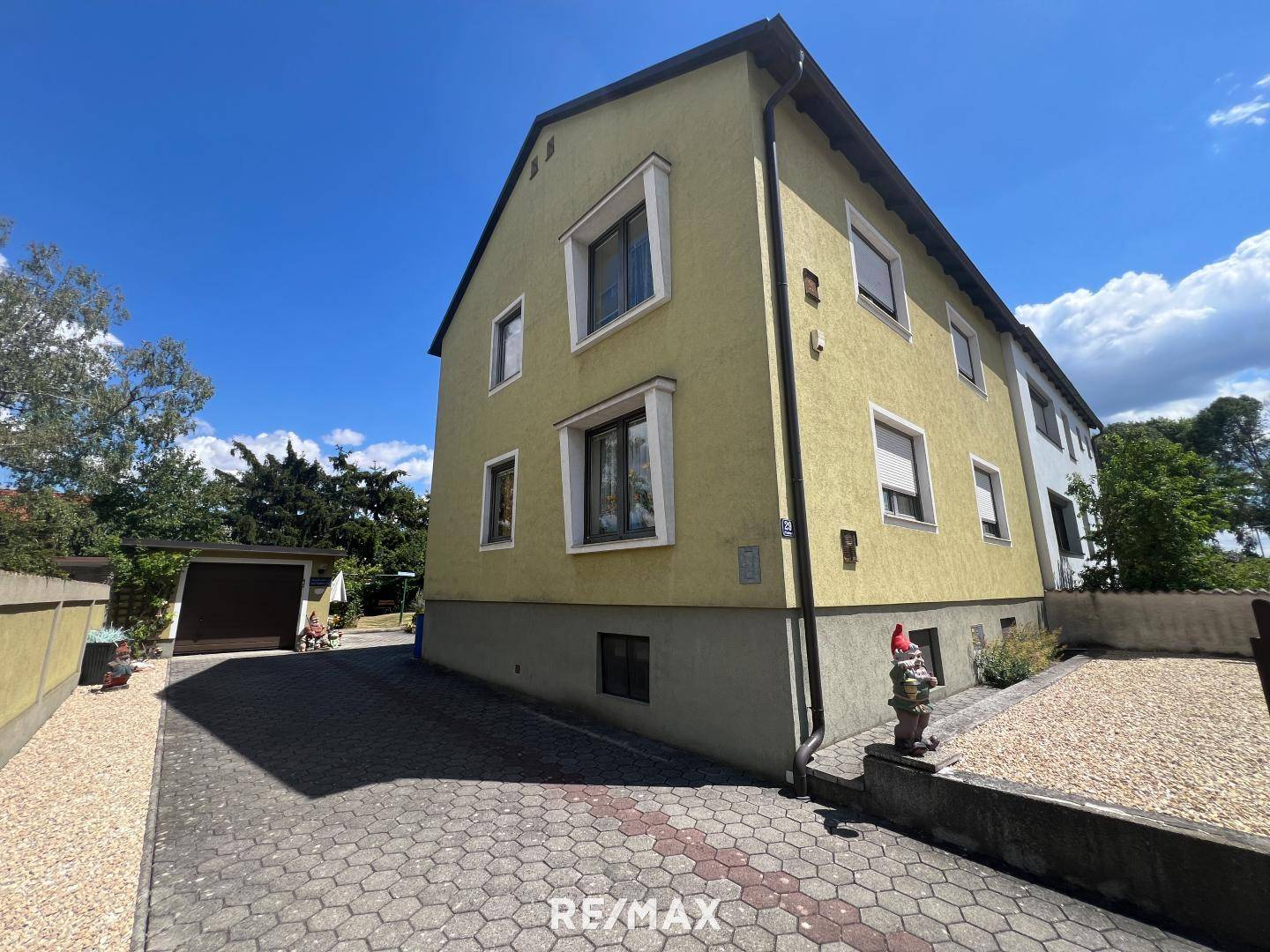 Gepflegte familienwohnung mit garage und garten