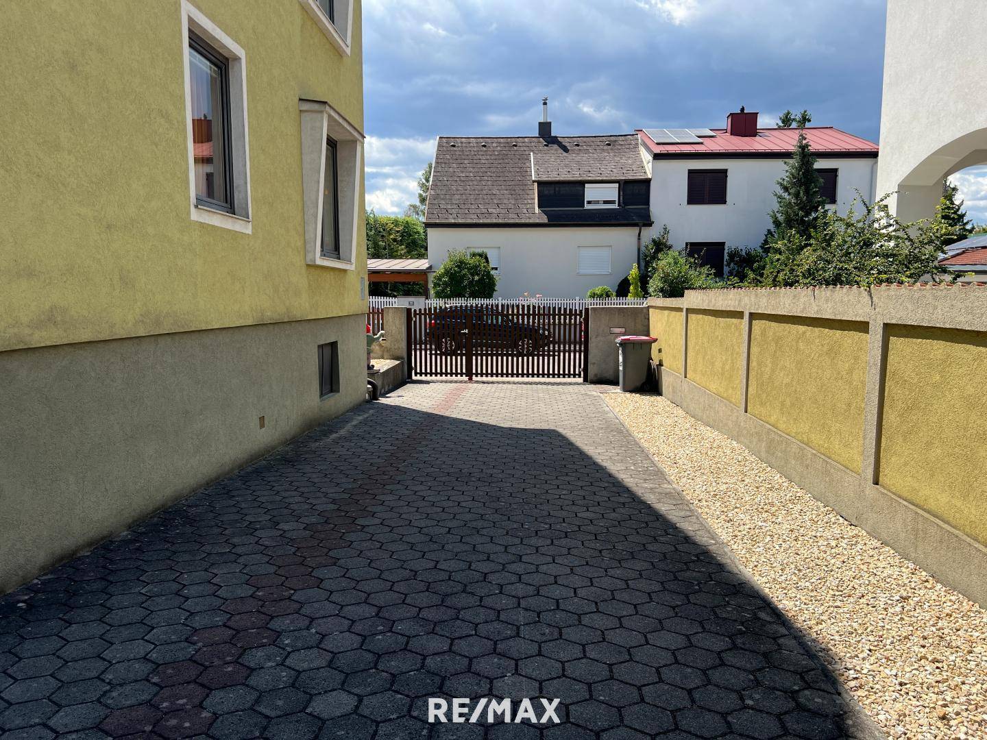 Gepflegte familienwohnung mit garage und garten