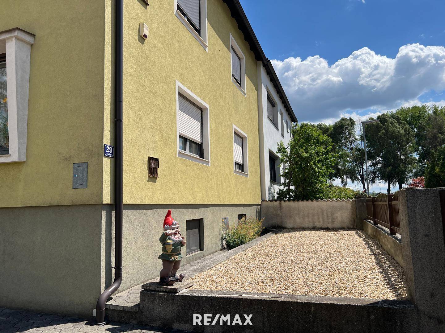 Gepflegte familienwohnung mit garage und garten