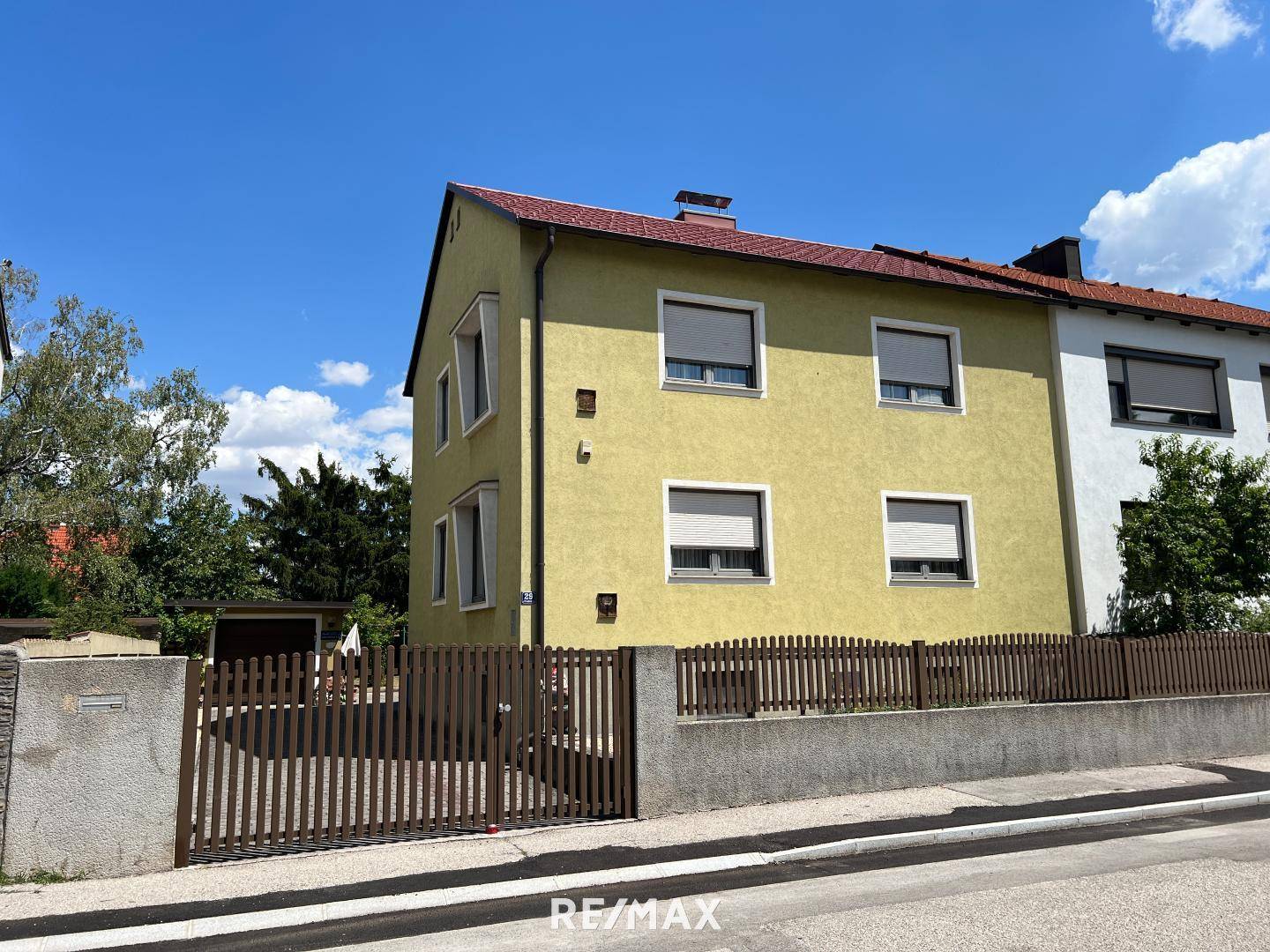 Gepflegte familienwohnung mit garage und garten