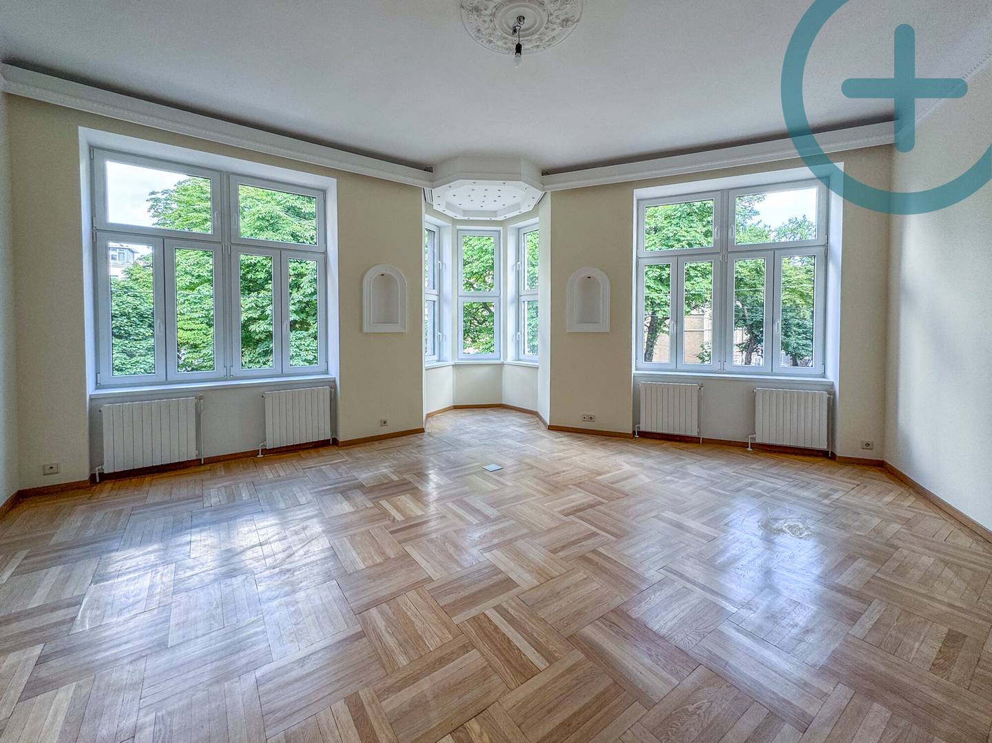 Light filled Altbauwohnung with oak parquet