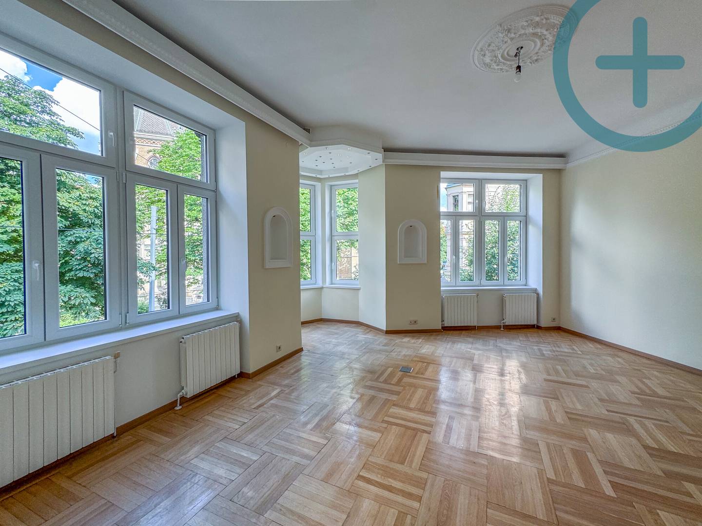 Light filled Altbauwohnung with oak parquet