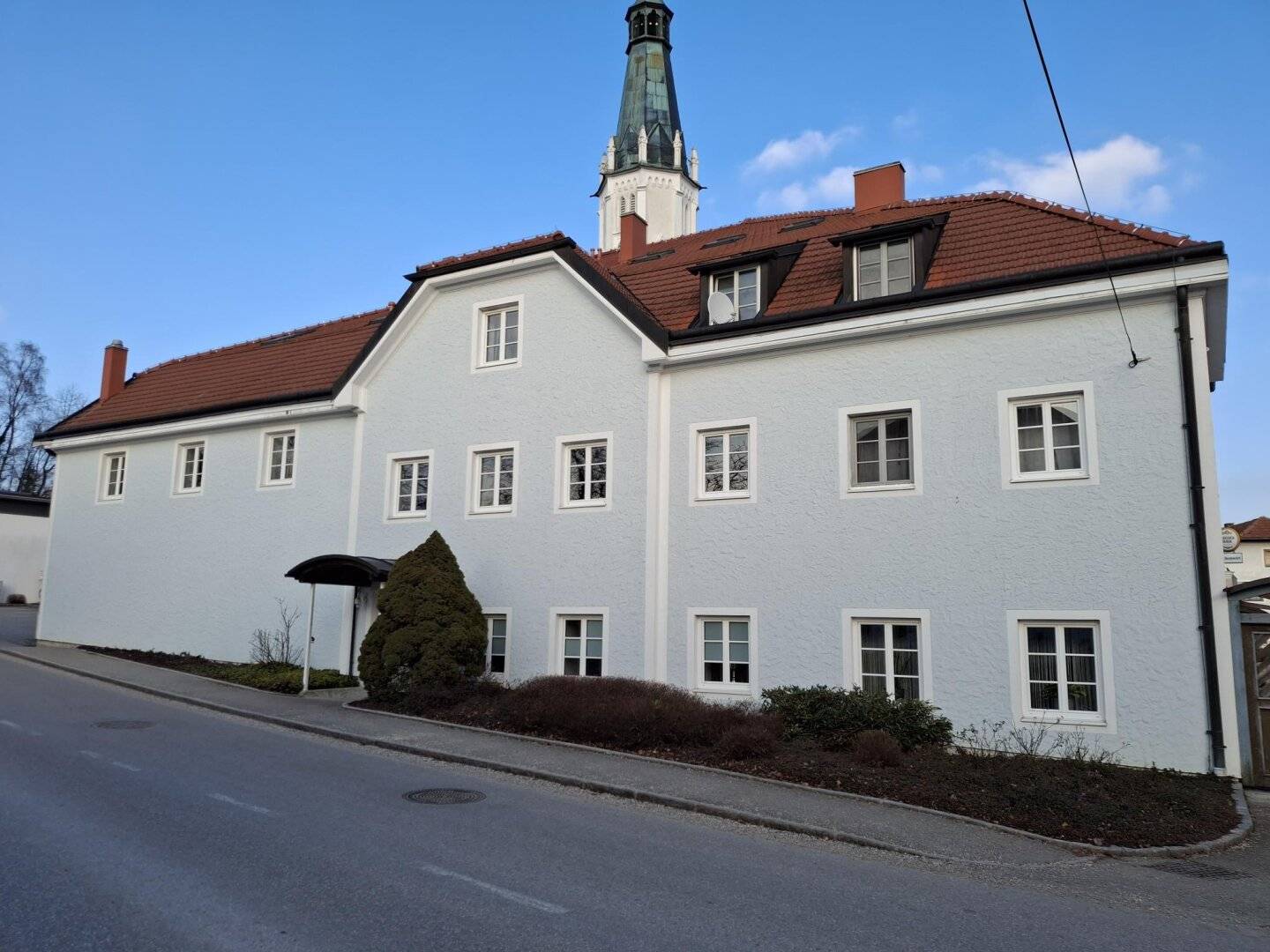 Spacious 2-room apartment with furnished kitchen in the center of Lohnsburg
