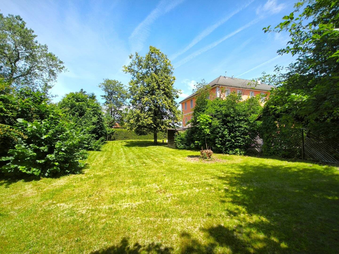 For lease: Restaurant "Schlosswirt" with beautiful large guest garden and event rooms in Ebenthal