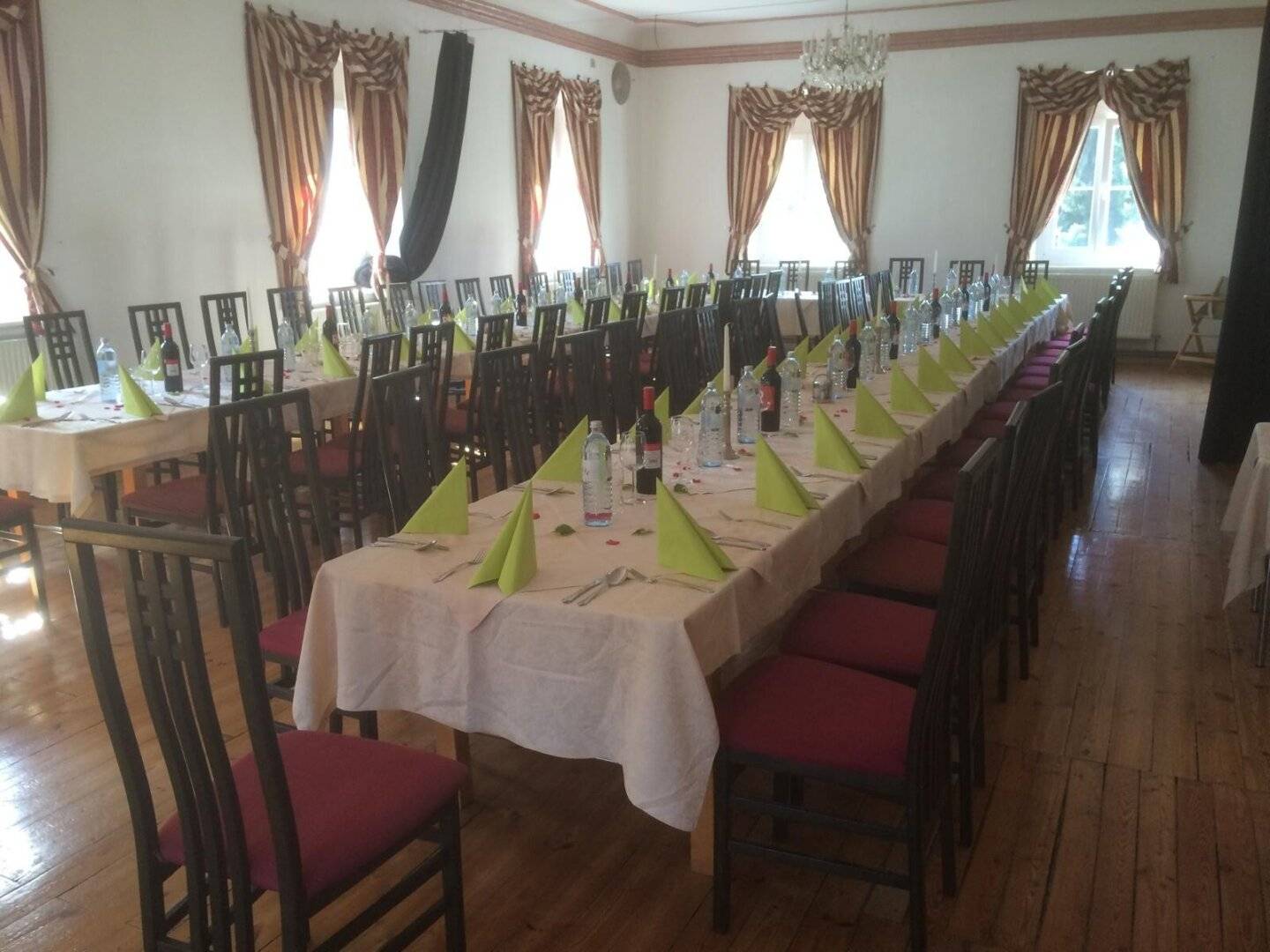 For lease: Restaurant "Schlosswirt" with beautiful large guest garden and event rooms in Ebenthal