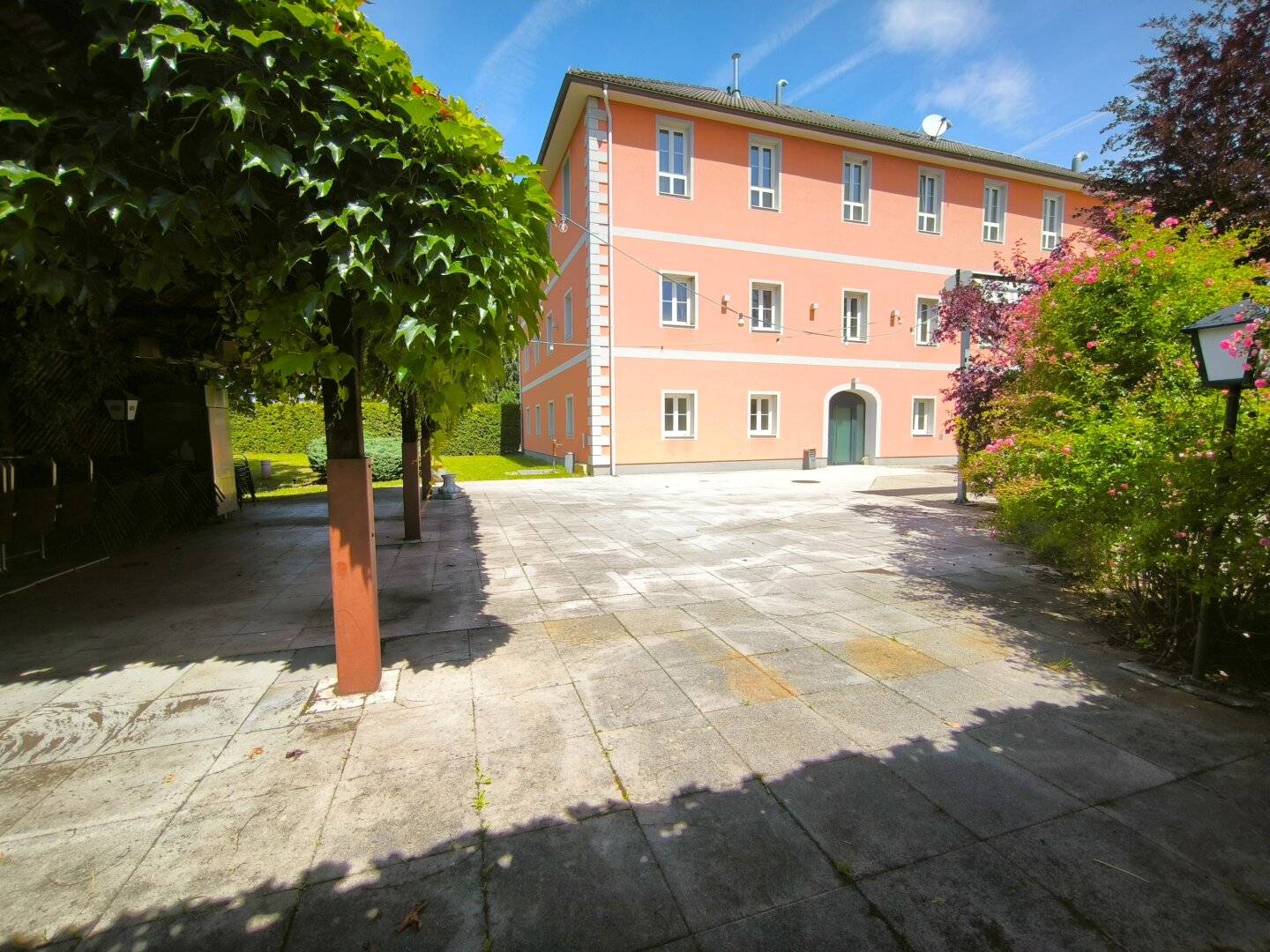 For lease: Restaurant "Schlosswirt" with beautiful large guest garden and event rooms in Ebenthal