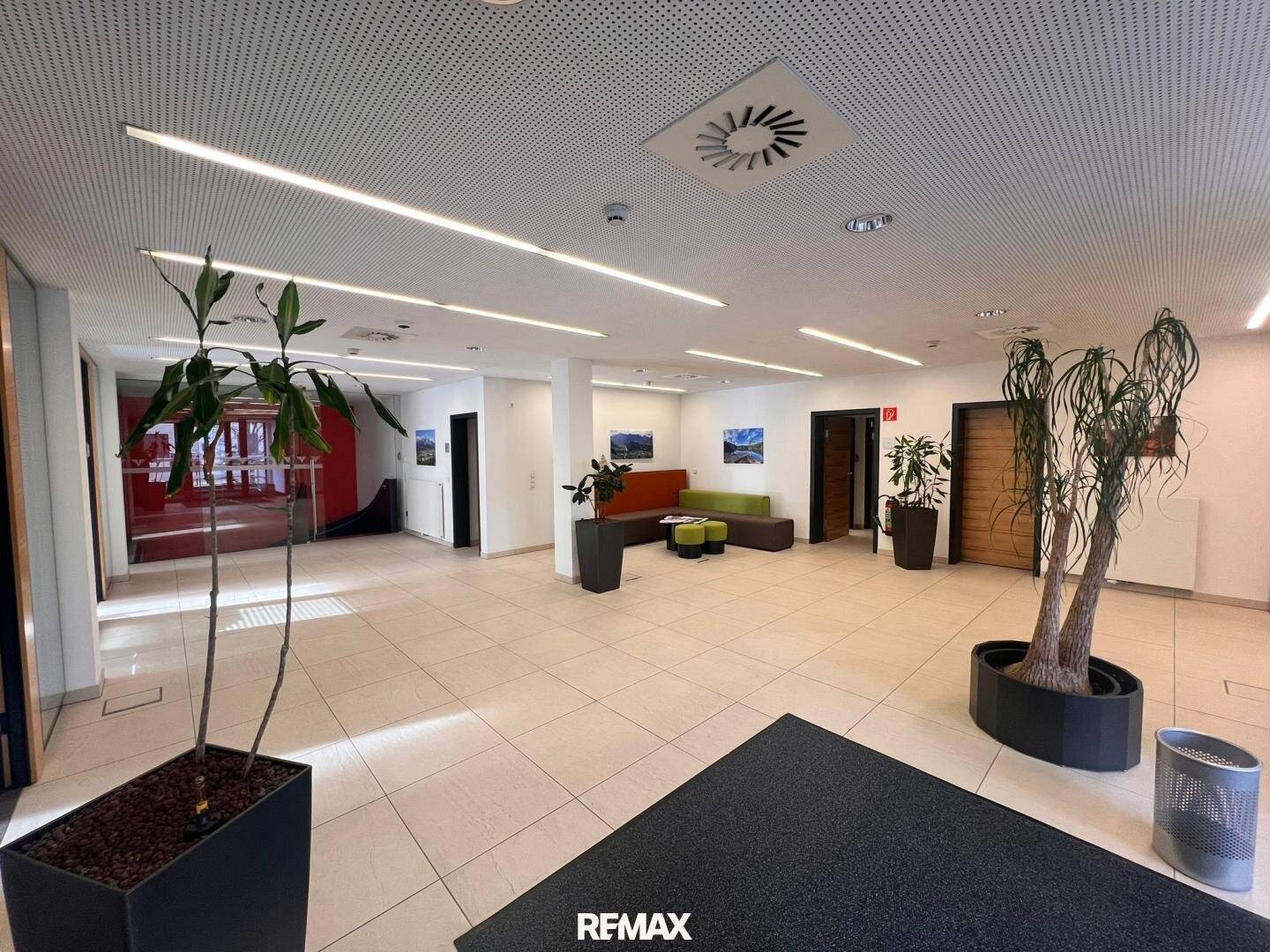 Rental of like new commercial space in prime central location - versatile use possible