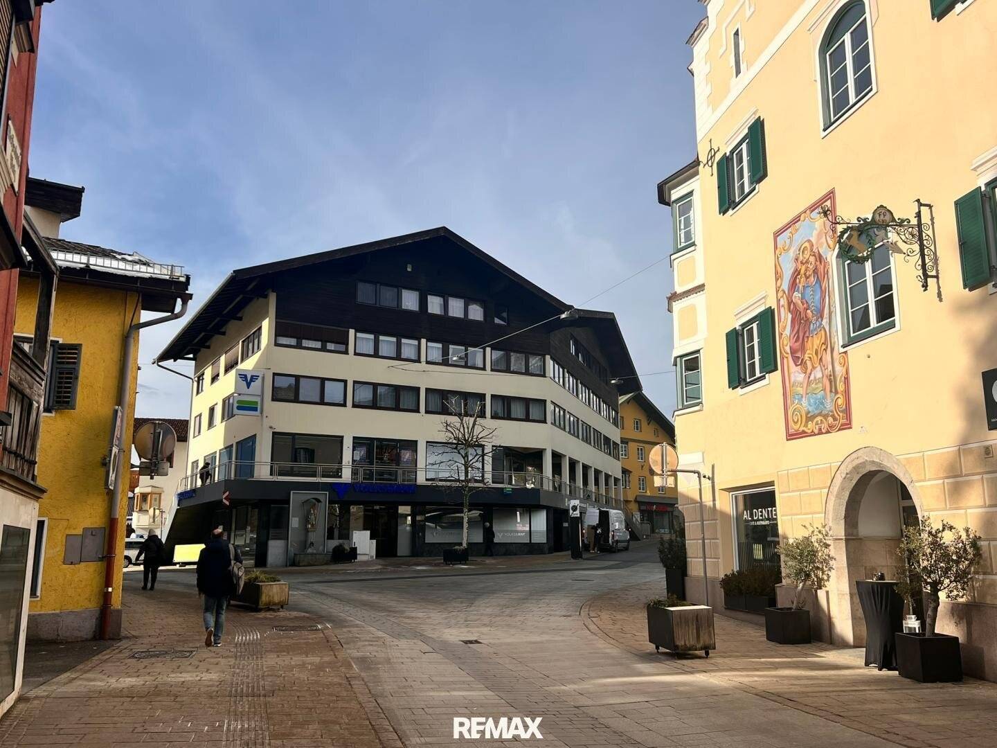 Rental of like new commercial space in prime central location - versatile use possible