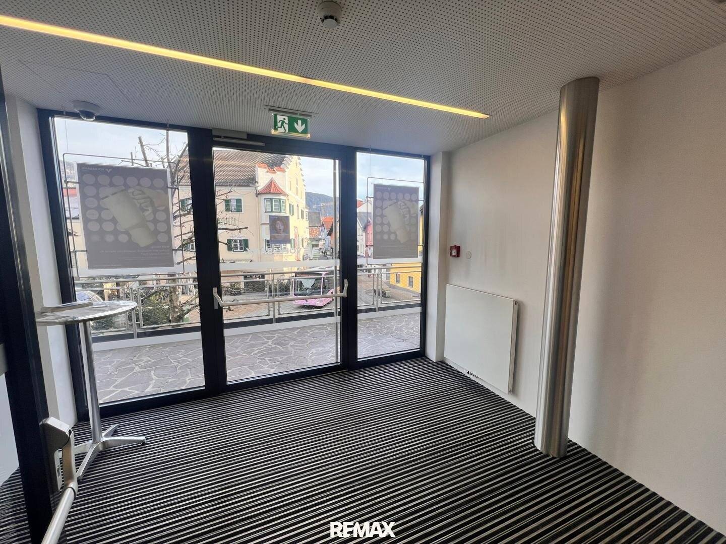 Rental of like new commercial space in prime central location - versatile use possible