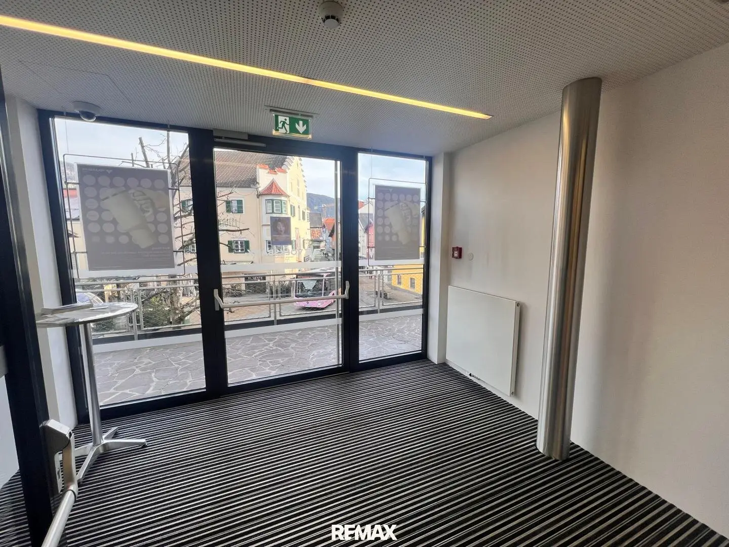 Rental of like new commercial space in prime central location - versatile use possible