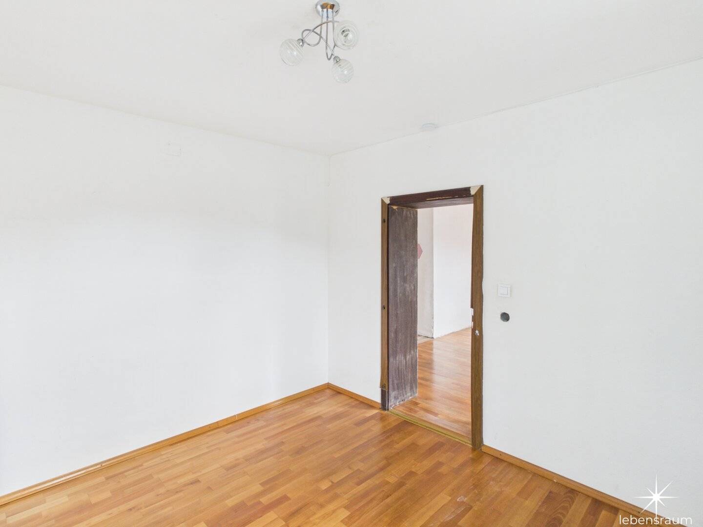 3-Zimmer Wohnung mit Gestaltungspotenzial in attraktiver Lage. Seeboden. Indoor Pool. Touristische Vermietung. Stellplätze.