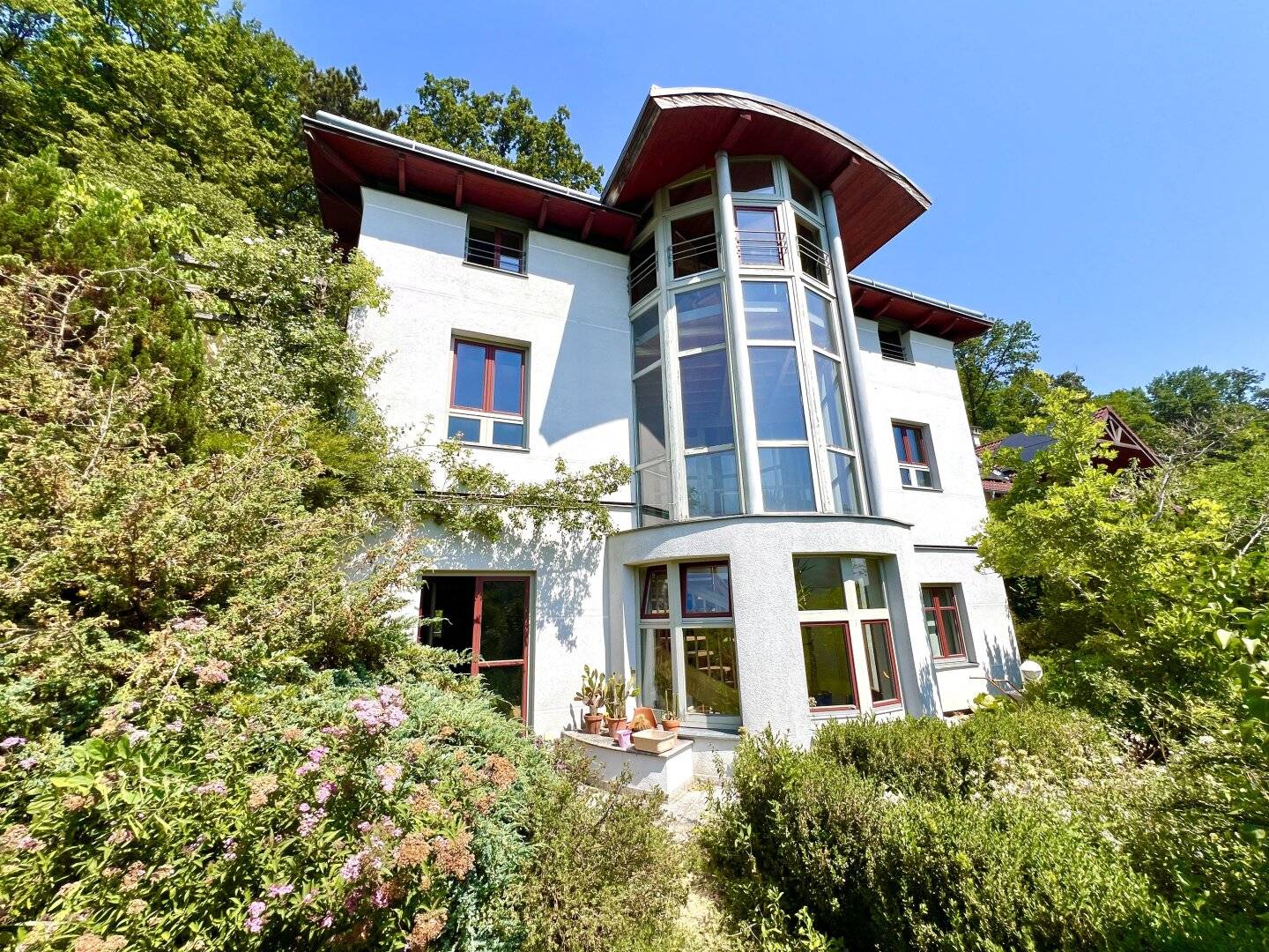 South-facing residential dream in the green with swimming pond and forest access